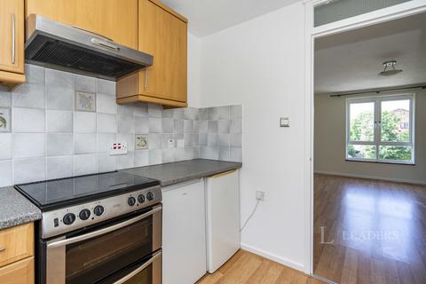 2 bedroom flat to rent, Elm Grove, Horsham, RH13