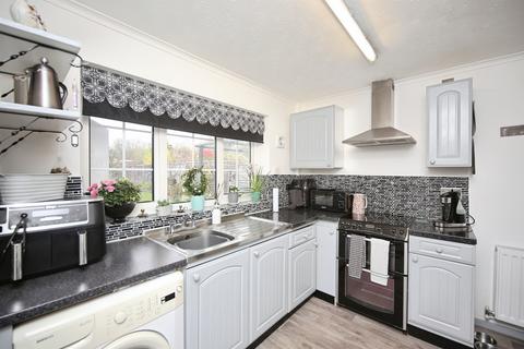 2 bedroom semi-detached bungalow for sale, Dovehouse Drive, Wellesbourne, Warwick