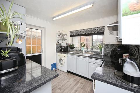 2 bedroom semi-detached bungalow for sale, Dovehouse Drive, Wellesbourne, Warwick