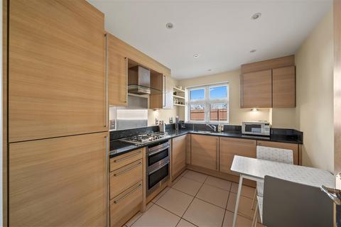 2 bedroom flat for sale, Cross Lanes, Guildford