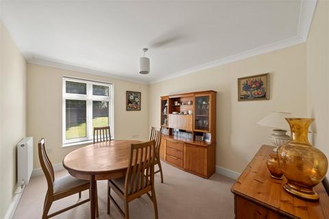 2 bedroom flat for sale, Cross Lanes, Guildford