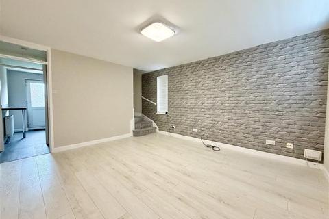 2 bedroom semi-detached house to rent, Coronet Close, Hull