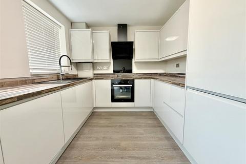2 bedroom semi-detached house to rent, Coronet Close, Hull