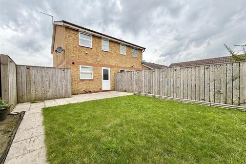 2 bedroom semi-detached house to rent, Coronet Close, Hull