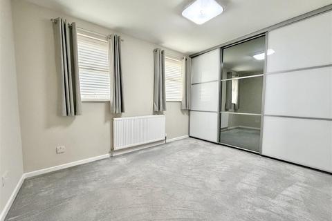 2 bedroom semi-detached house to rent, Coronet Close, Hull