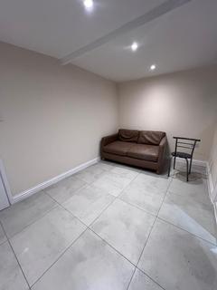 1 bedroom in a house share to rent, Faggs Road, Feltham TW14