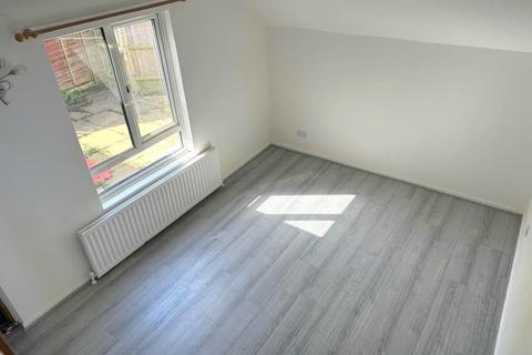 3 bedroom terraced house to rent, Pitstone Road, Northampton NN4
