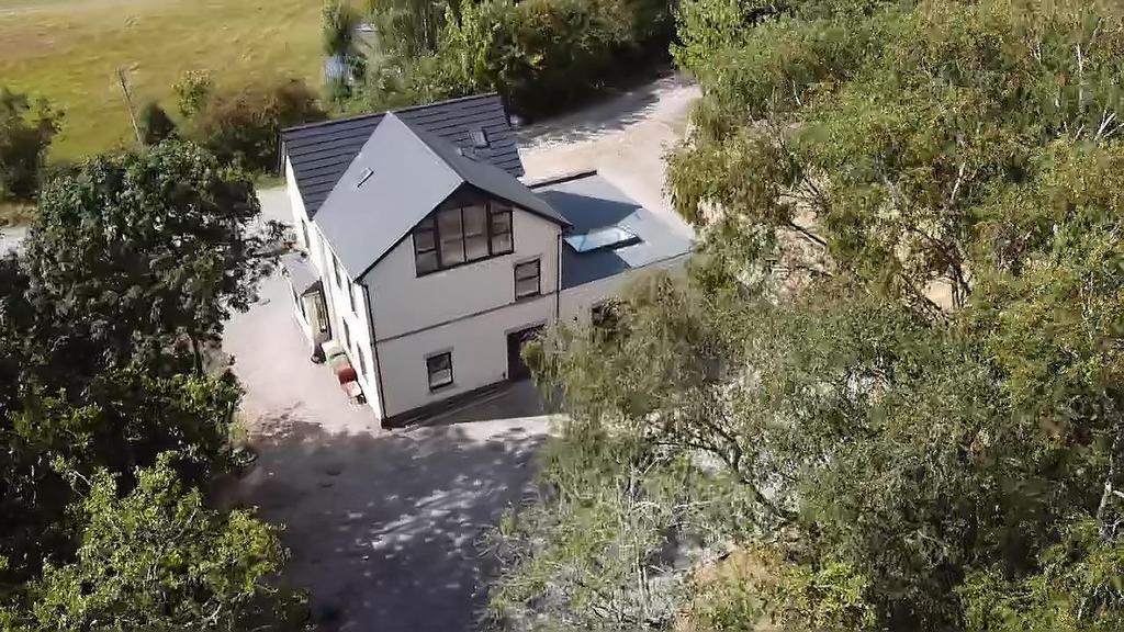 6 bedroom detached house for sale