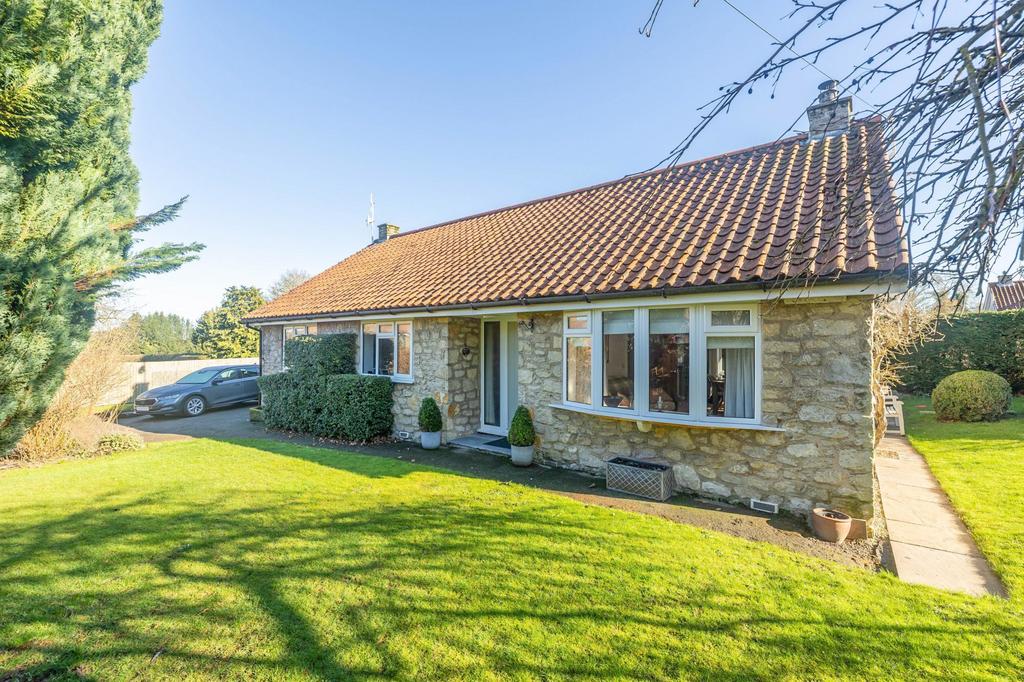 Low Hutton, Huttons Ambo YO60 3 bed detached bungalow for sale - £435,000