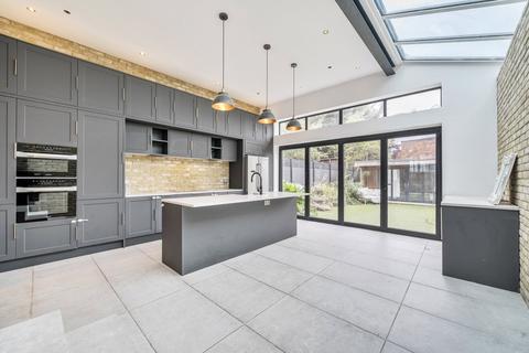 4 bedroom end of terrace house to rent, Woodfall Avenue, Barnet, EN5