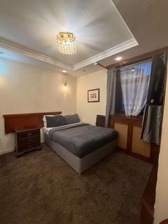 Studio to rent, Great West Road, Isleworth TW7