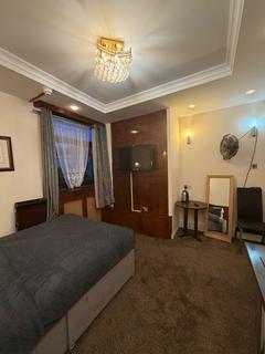 Studio to rent, Great West Road, Isleworth TW7