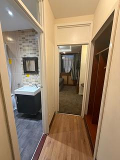 Studio to rent, Great West Road, Isleworth TW7