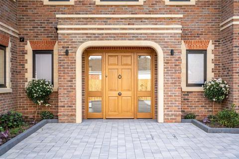 4 bedroom detached house for sale, Cross Lanes, Guildford