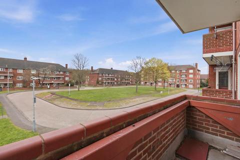2 bedroom flat for sale, Althorne Gardens, South Woodford