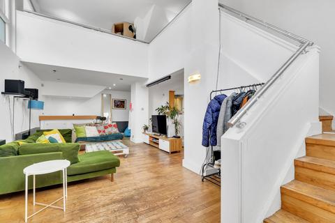 3 bedroom flat for sale, Merton Road, London