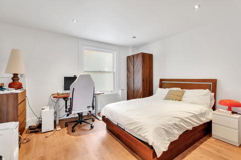 3 bedroom flat for sale, Merton Road, London