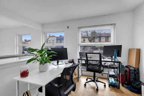 3 bedroom flat for sale, Merton Road, London