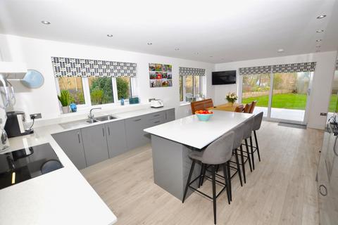 4 bedroom detached house for sale, Parc Clomendy, Llansteffan, Carmarthenshire