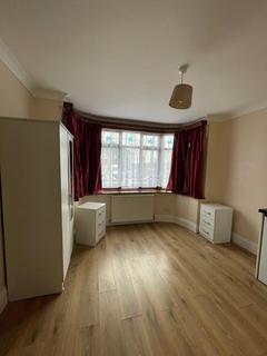Studio to rent, Stag Lane, London, NW9