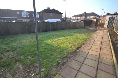 Studio to rent, Stag Lane, London, NW9