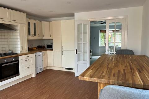 3 bedroom house to rent, Hedingham Close, Macclesfield