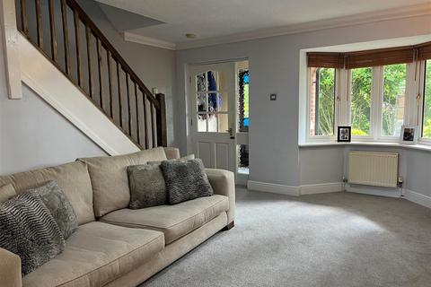 3 bedroom house to rent, Hedingham Close, Macclesfield