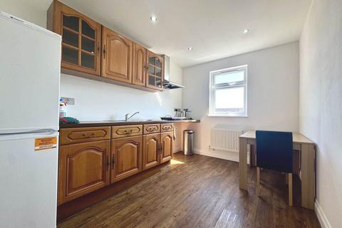 1 bedroom flat to rent, Byron Avenue, Manor Park E12