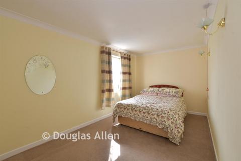 1 bedroom ground floor flat for sale, Church End Lane, Runwell, Wickford, Essex