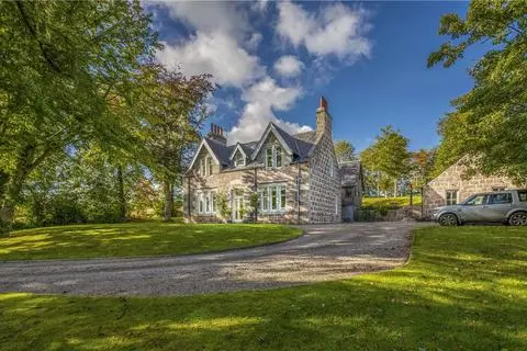6 bedroom detached house for sale