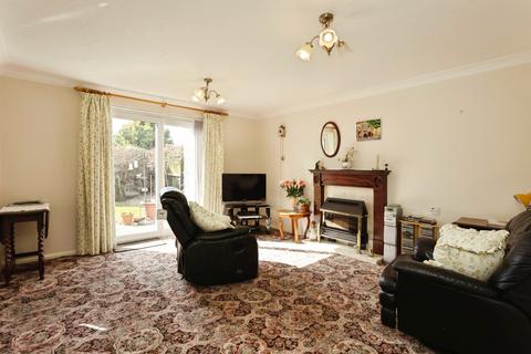 2 bedroom bungalow for sale, Kingfishers Court, West Bridgford, Nottingham, Nottinghamshire, NG2