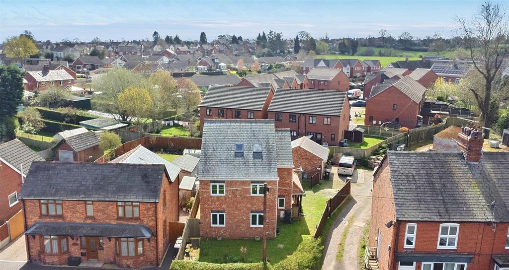 Wrexham Road, Whitchurch. 5 bed detached house - £280,000