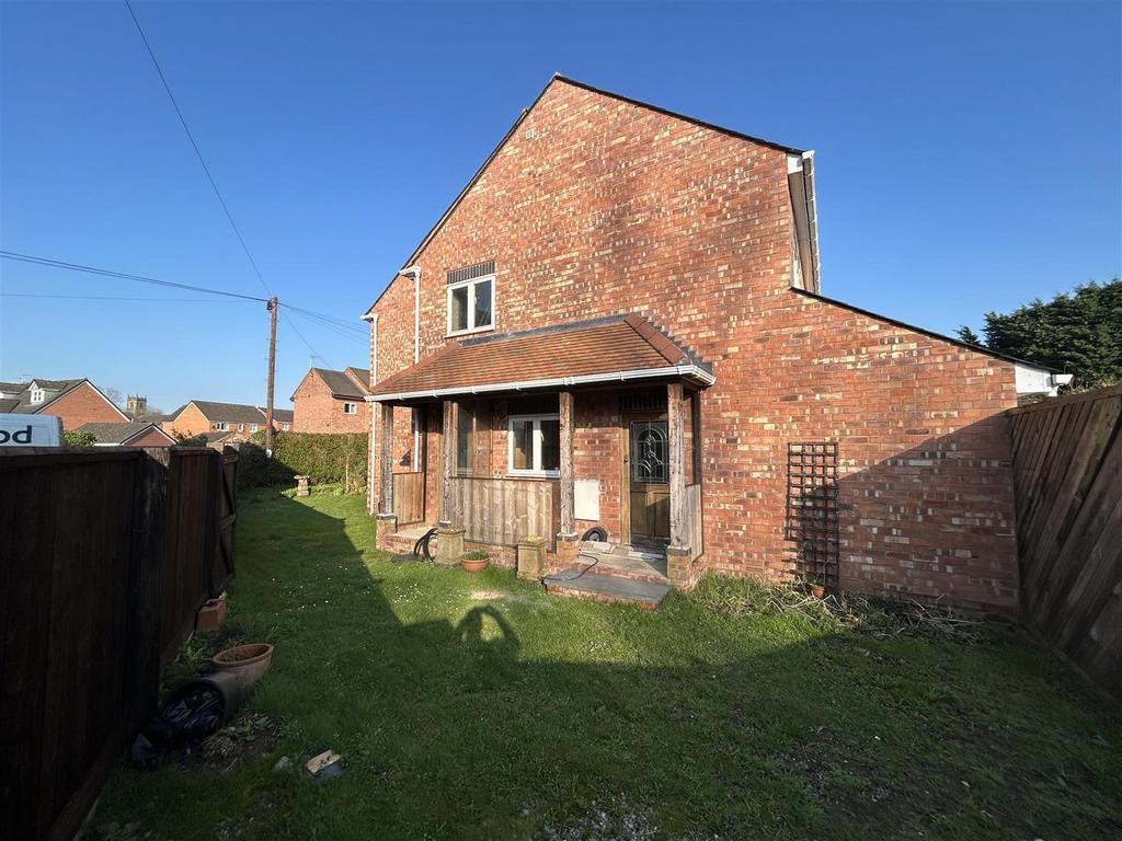 Wrexham Road, Whitchurch. 5 bed detached house - £280,000