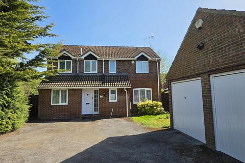 4 bedroom detached house to rent, Redbridge Drive, Andover SP10