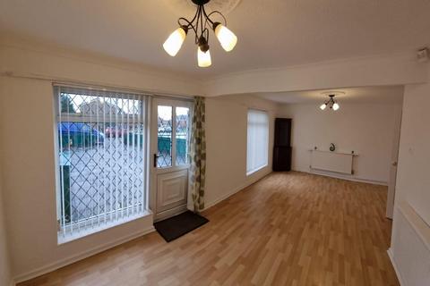 3 bedroom end of terrace house to rent, Larden Walk, Manchester M8