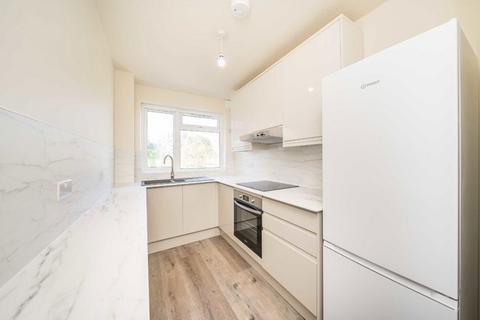 2 bedroom flat to rent, Weir Road, London SW12