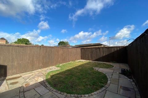 3 bedroom end of terrace house to rent, Claydon Path, Aylesbury, HP21