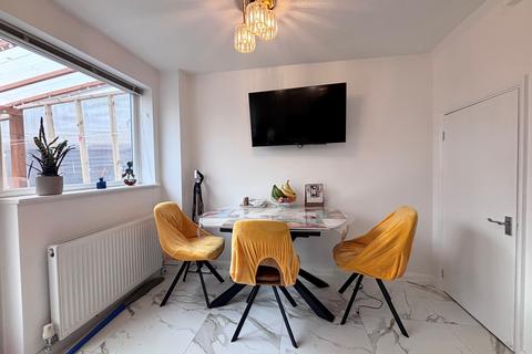 3 bedroom terraced house to rent, Slattenham Close, Aylesbury, HP19