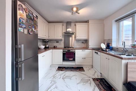 3 bedroom terraced house to rent, Slattenham Close, Aylesbury, HP19