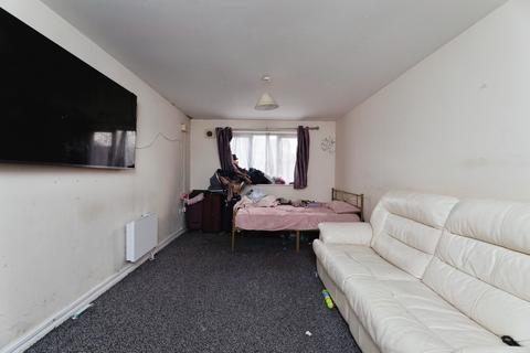 1 bedroom ground floor flat for sale, Express Drive, Ilford, IG3