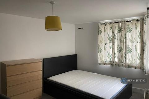 2 bedroom maisonette to rent, Wendover Road, Aylesbury, HP21