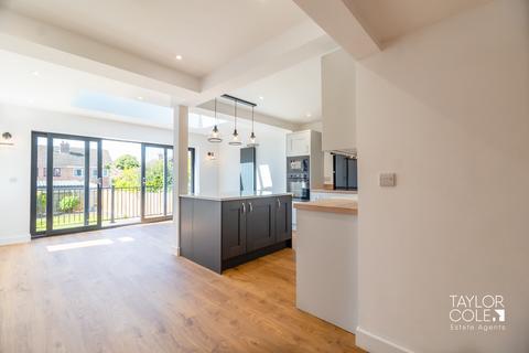 4 bedroom semi-detached house for sale, Comberford Road, Tamworth