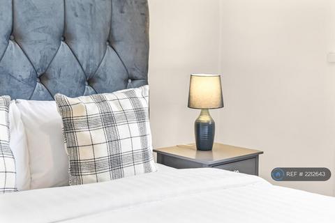 3 bedroom flat to rent, Lincoln Court, London, SW18