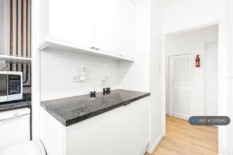3 bedroom flat to rent, Lincoln Court, London, SW18
