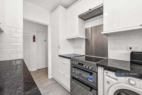 3 bedroom flat to rent, Lincoln Court, London, SW18
