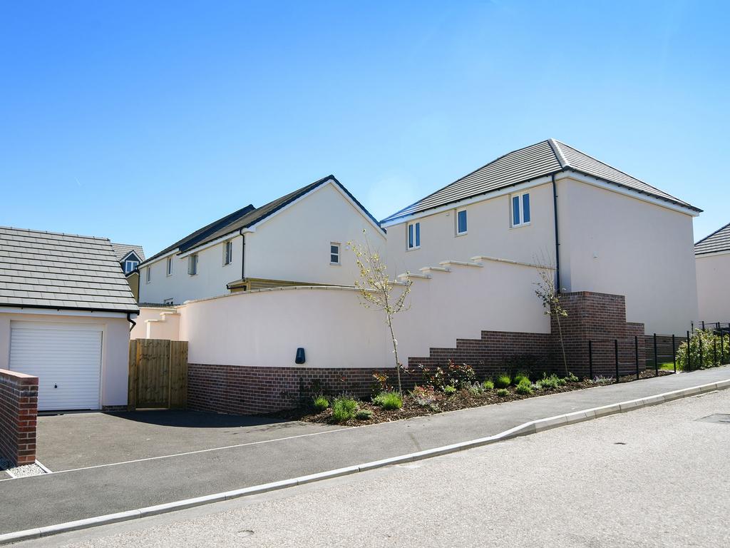 Detached house exterior, driveway, garage