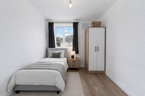 2 bedroom flat for sale, Beech Lawns Torrington Park, London, N12