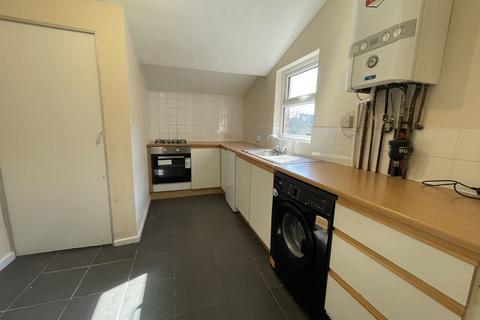 3 bedroom flat to rent, Wingrove Avenue, Newcastle Upon Tyne NE4