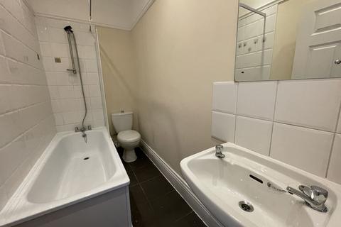 3 bedroom flat to rent, Wingrove Avenue, Newcastle Upon Tyne NE4