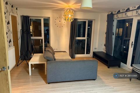 2 bedroom flat to rent, Wave Court, Romford, RM7